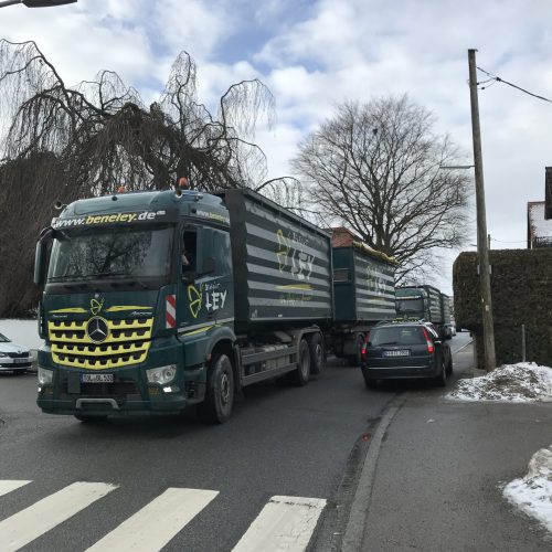 Eichenauer Straße LKWs Schulweg
